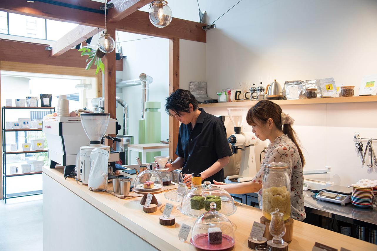 烏丸にある［IOLITE COFFEE ROASTERS］で店主夫妻の人柄がにじむ