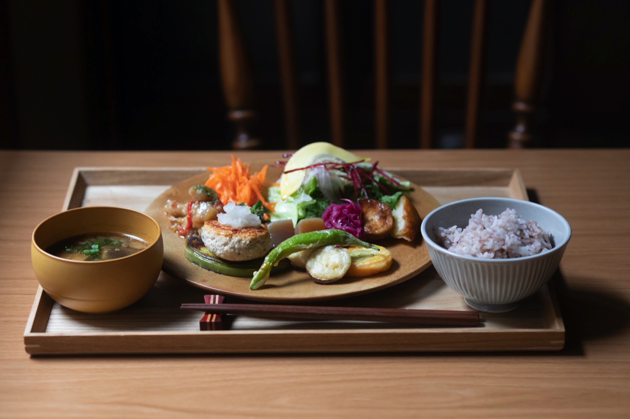 京都駅周辺の 食と森 で野菜たっぷりのプレートランチを M エム Kyoto By Leaf