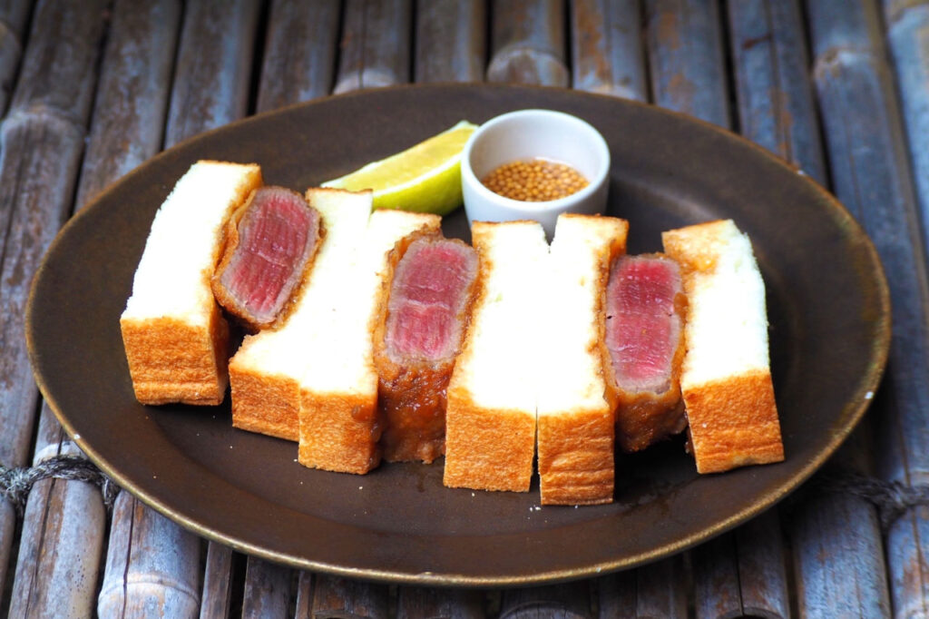 牛肉排三明治配面包、浓咖啡和京都料理