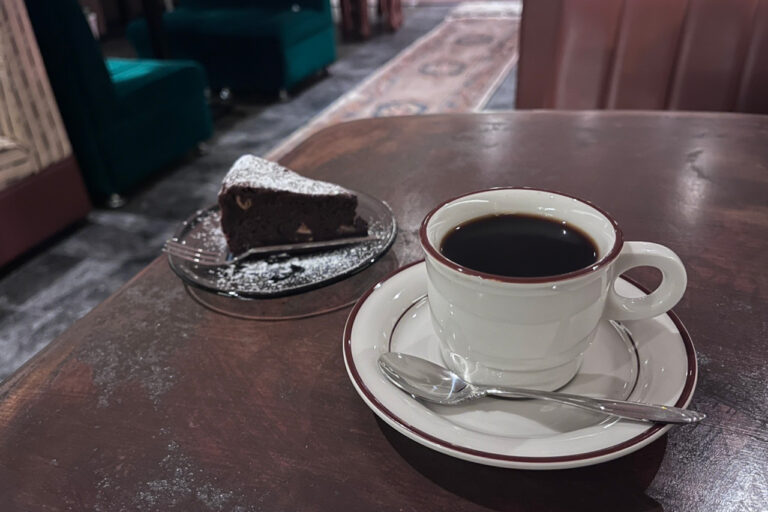 今晚的咖啡和佐酒巧克力蛋糕。