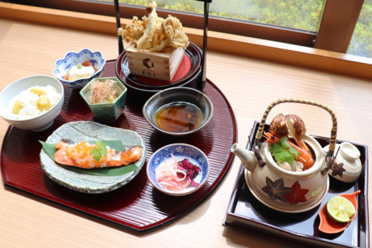 Dining ENT Autumn flavors and steamed matsutake mushrooms in an earthenware teapot