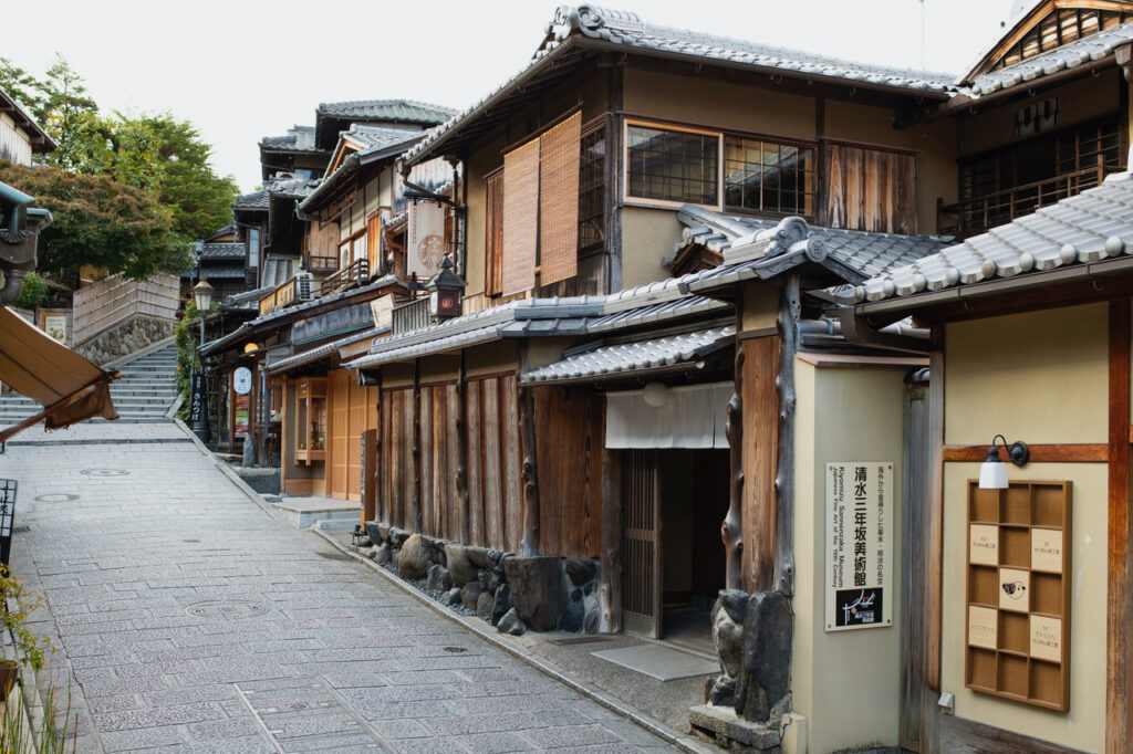 Exterior view of Starbucks Kyoto Niningsaka Yasaka Tea House