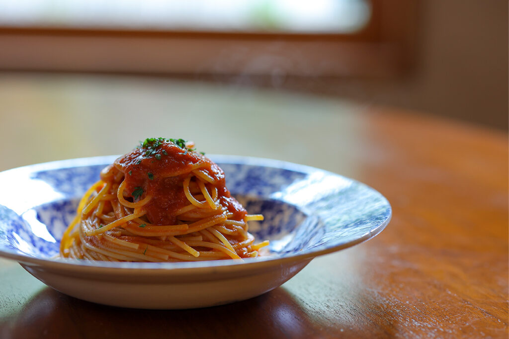 poli spaghetti with tomato sauce