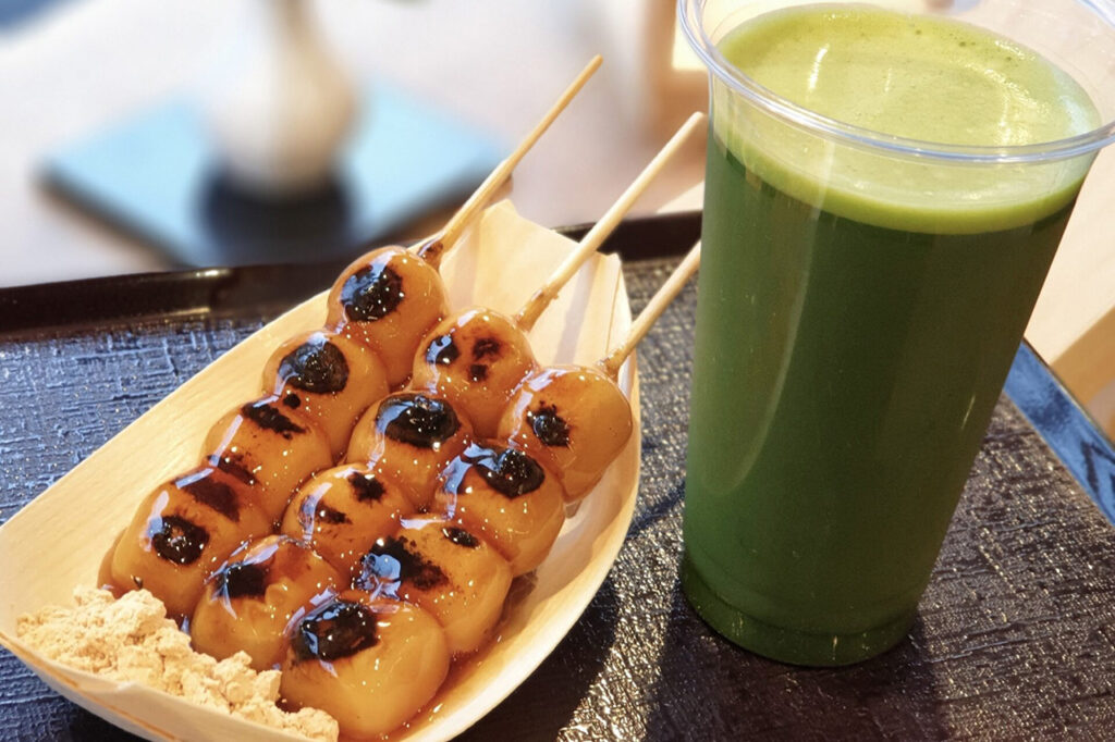 Mitarashi dumplings and green tea from Fujinami