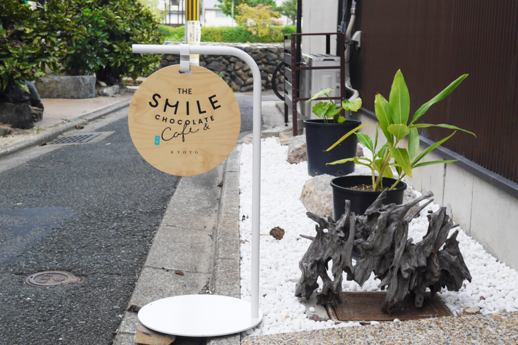 THE SMILE CHOCOLATE Cafe & Signboard