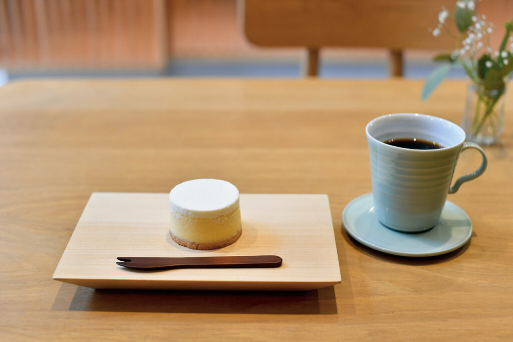 Cake set at Kaikado Café