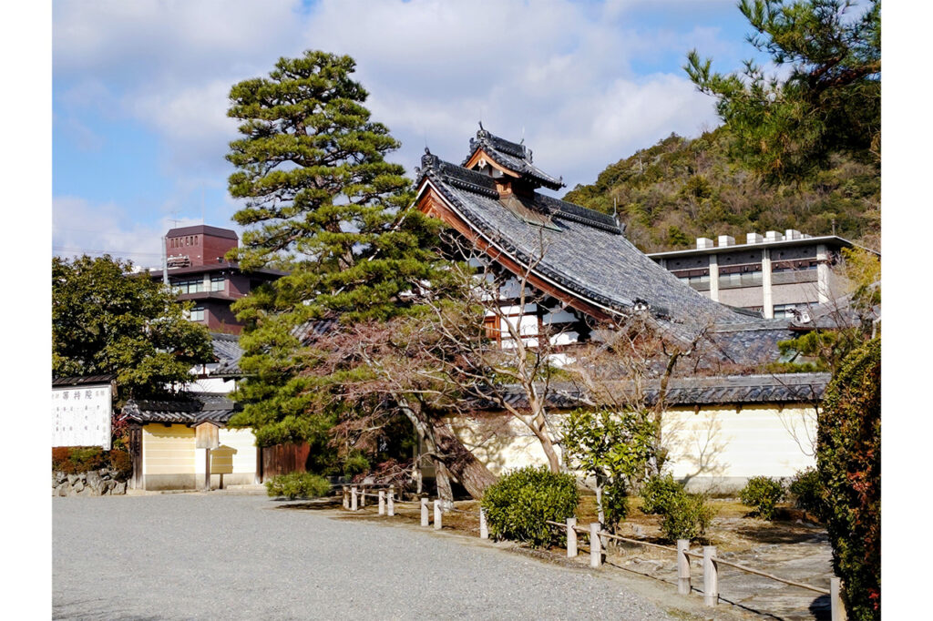 东寺院